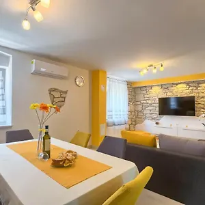 Viola ,2019 Apartment